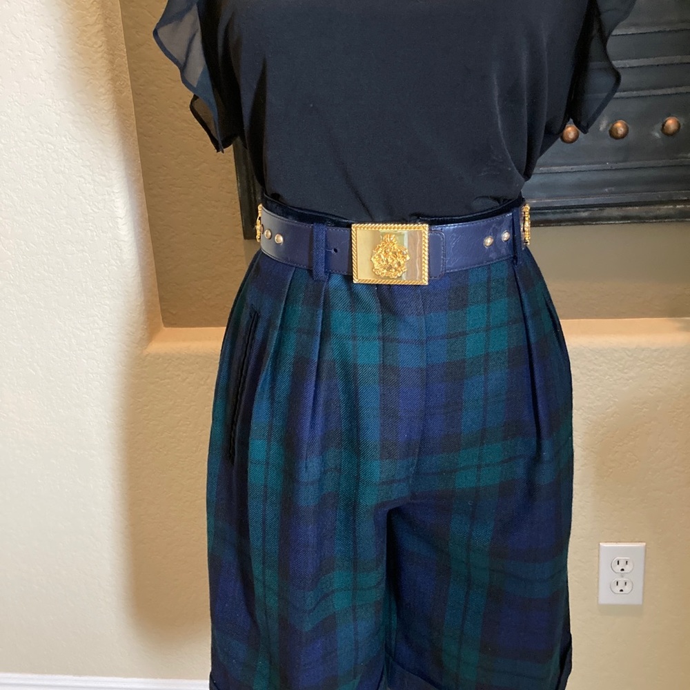 A RARE FIND BEAUTIFUL ESCADA SHORTS